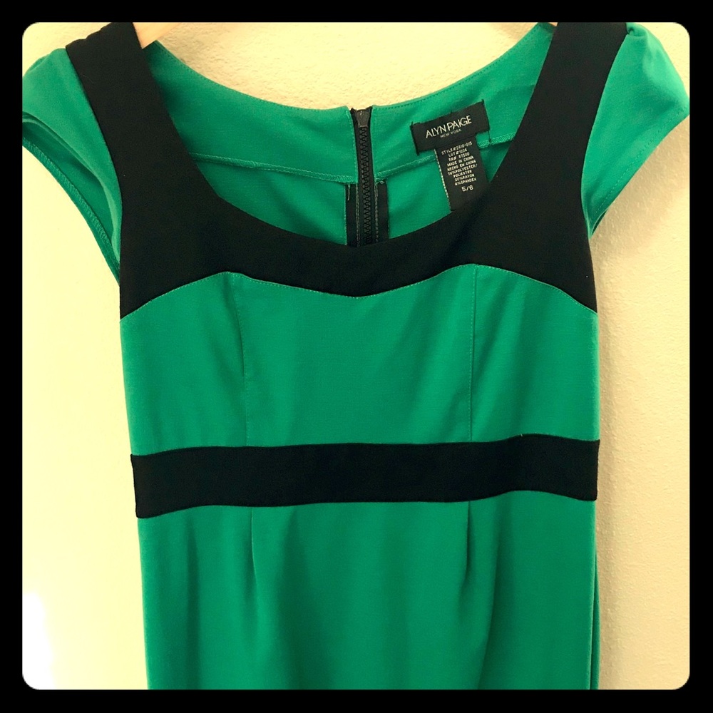 Alyn Paige cap-sleeve dress